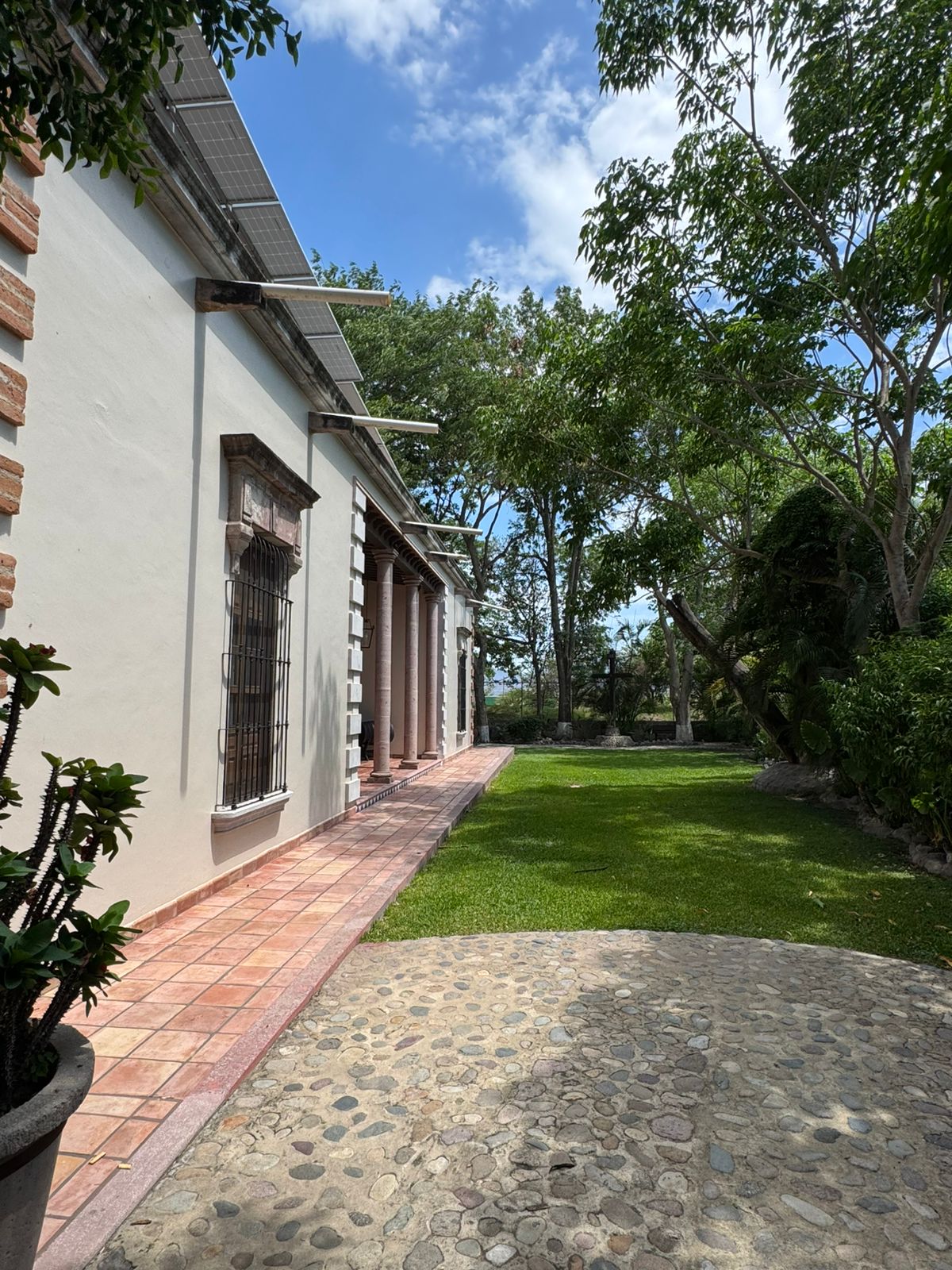 Jardin lateral de Hacienda de Oriente
