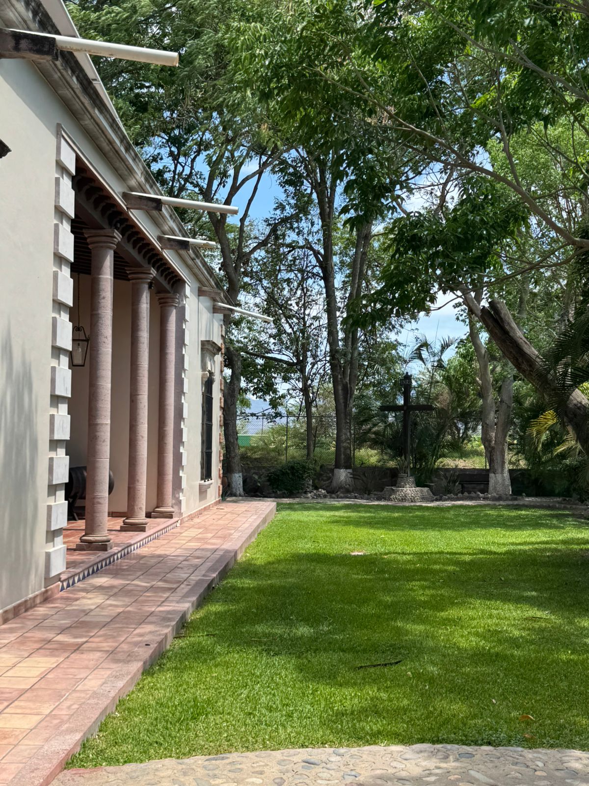 Jardin y cruz en Hacienda de Oriente